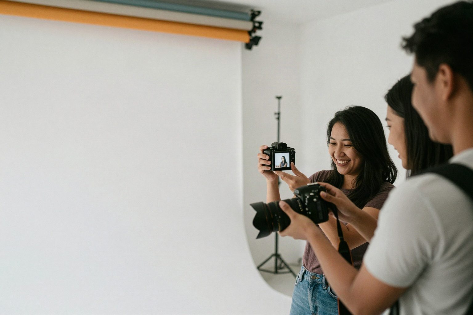 Fotografer menunjukkan hasil foto kepada klien